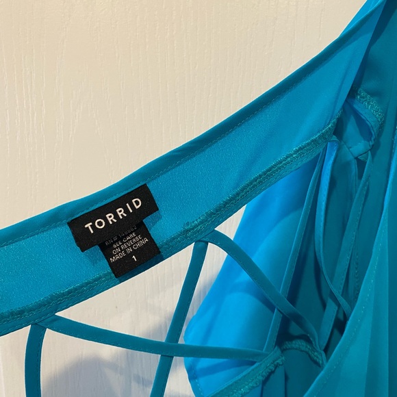 Torrid turquoise Blouse with cut out pattern On back size 1 - Picture 2 of 3